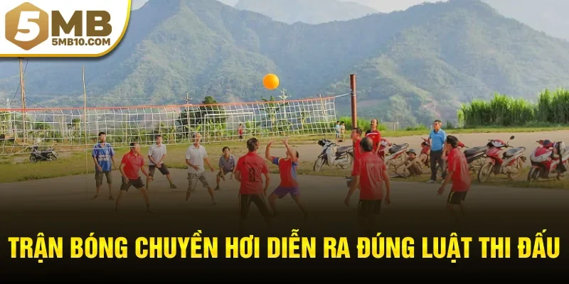 Trận bóng chuyền hơi diễn ra đúng luật thi đấu
